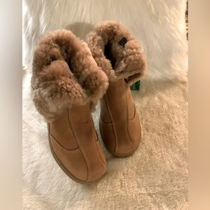 CLARKS - Camel color Sherpa fur fold down ankle boots with a wedge heel. Sz 6